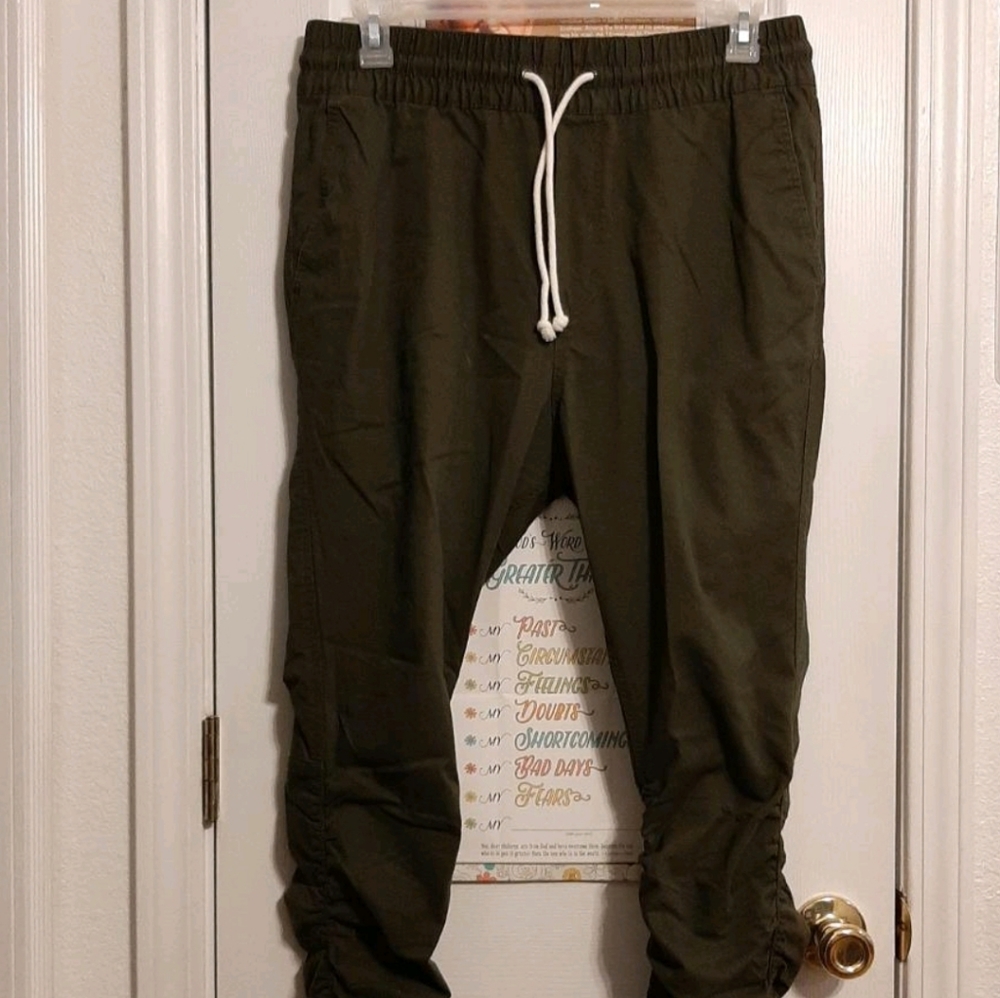 Jogging pants with gathered zipper ankle.